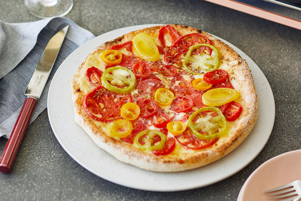 トマトだらけのピザ